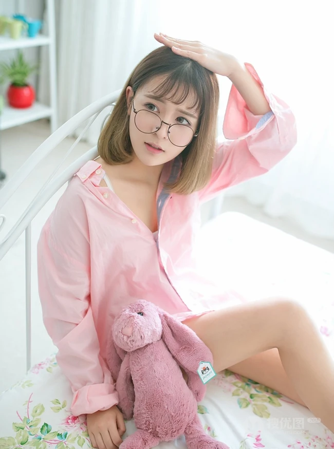 可爱女生倪唯一粉色衬衣清新唯美室内照