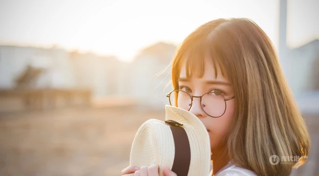 可爱女生倪唯一粉色衬衣清新唯美室内照
