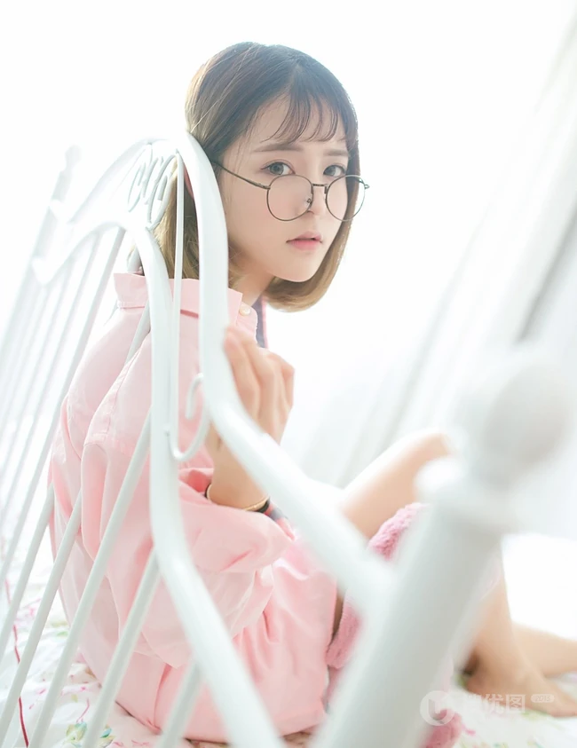 可爱女生倪唯一粉色衬衣清新唯美室内照