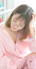 可爱女生倪唯一粉色衬衣清新唯美室内照