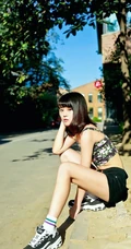 短发萌妹唯美街拍写真，短背心加黑短裤尽显青春活力
