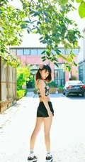 短发萌妹唯美街拍写真，短背心加黑短裤尽显青春活力