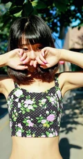 短发萌妹唯美街拍写真，短背心加黑短裤尽显青春活力