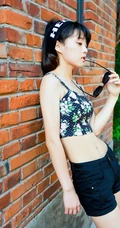 短发萌妹唯美街拍写真，短背心加黑短裤尽显青春活力