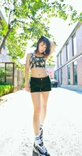 短发萌妹唯美街拍写真，短背心加黑短裤尽显青春活力