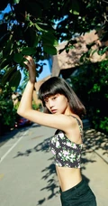 短发萌妹唯美街拍写真，短背心加黑短裤尽显青春活力