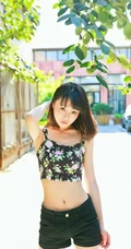 短发萌妹唯美街拍写真，短背心加黑短裤尽显青春活力
