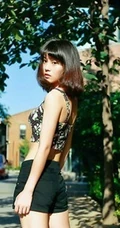 短发萌妹唯美街拍写真，短背心加黑短裤尽显青春活力