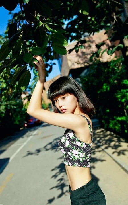 短发萌妹唯美街拍写真，短背心加黑短裤尽显青春活力