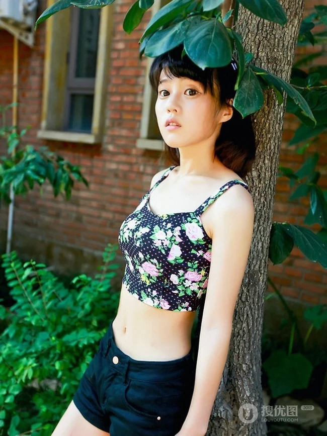 短发萌妹唯美街拍写真，短背心加黑短裤尽显青春活力