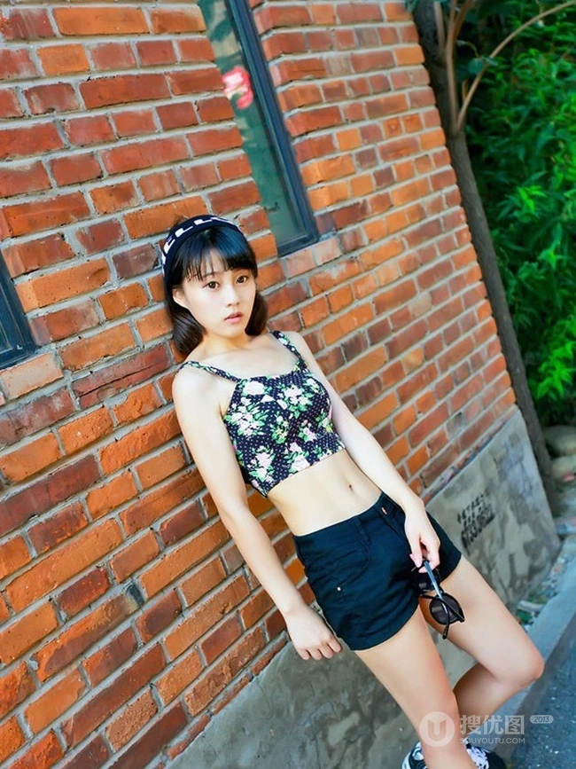 短发萌妹唯美街拍写真，短背心加黑短裤尽显青春活力