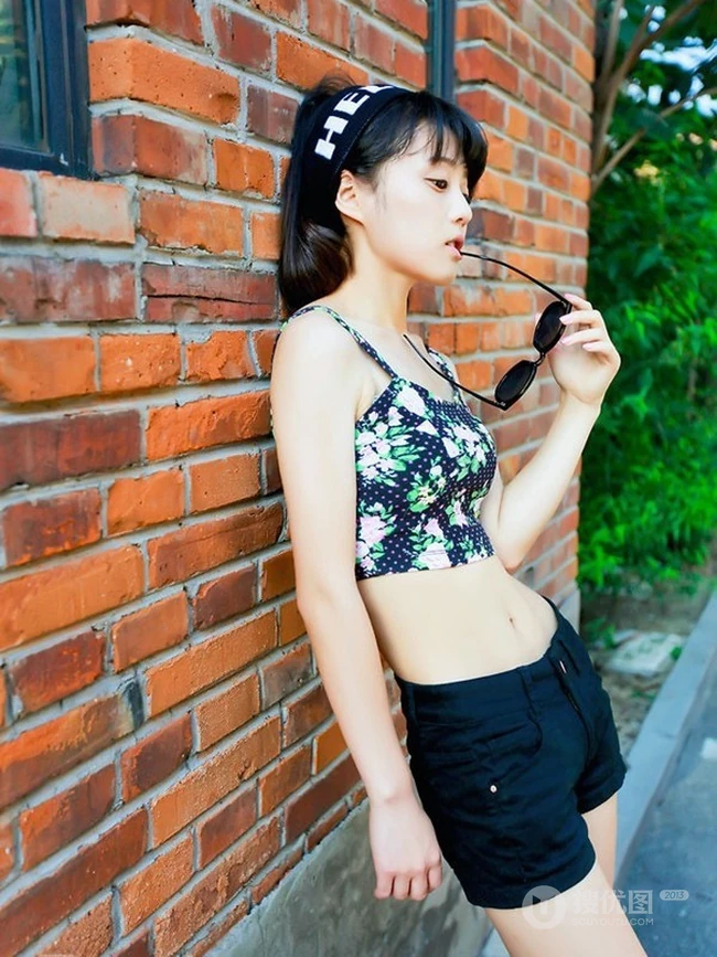 短发萌妹唯美街拍写真，短背心加黑短裤尽显青春活力