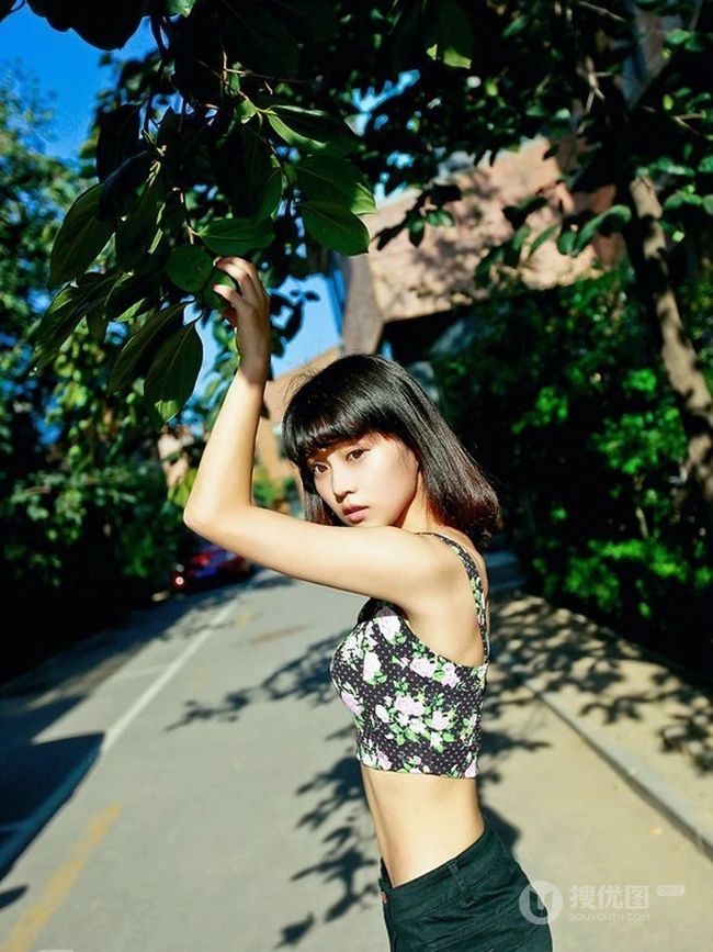 短发萌妹唯美街拍写真，短背心加黑短裤尽显青春活力