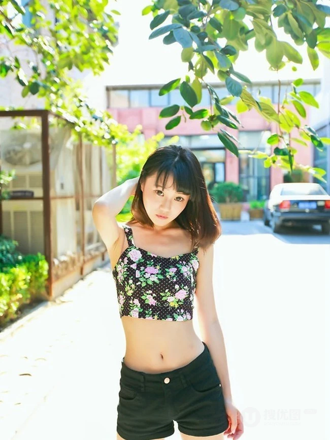 短发萌妹唯美街拍写真，短背心加黑短裤尽显青春活力