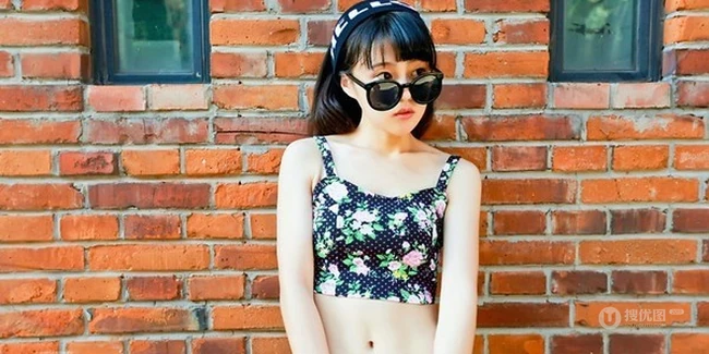 短发萌妹唯美街拍写真，短背心加黑短裤尽显青春活力