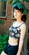 短发萌妹唯美街拍写真，短背心加黑短裤尽显青春活力