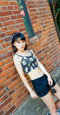 短发萌妹唯美街拍写真，短背心加黑短裤尽显青春活力