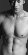 帅哥李晨浩黑白写真大片，大秀肌肉腹肌匀称身形