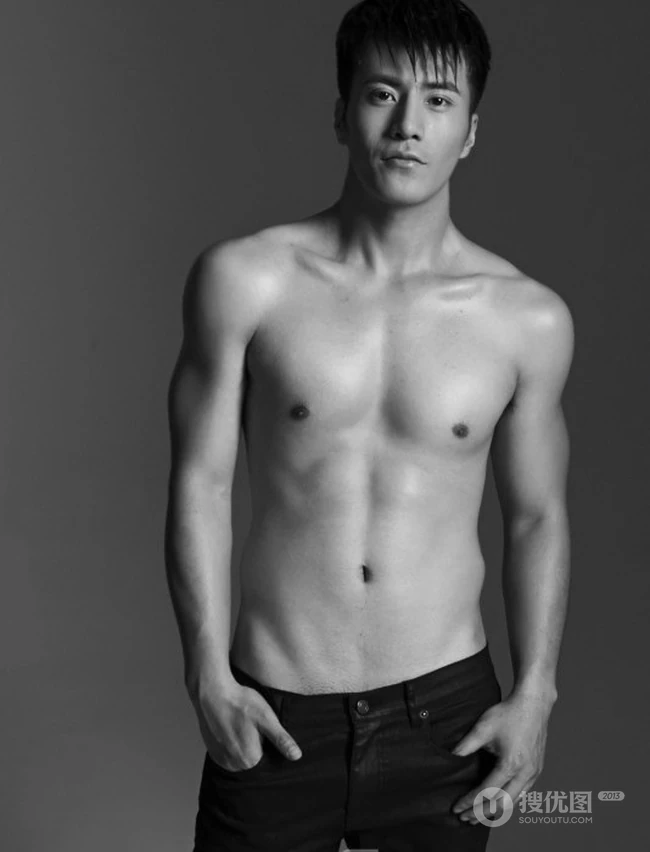 帅哥李晨浩黑白写真大片，大秀肌肉腹肌匀称身形