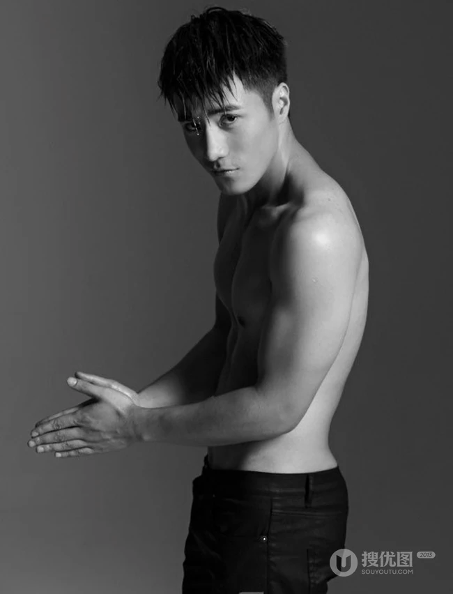 帅哥李晨浩黑白写真大片，大秀肌肉腹肌匀称身形