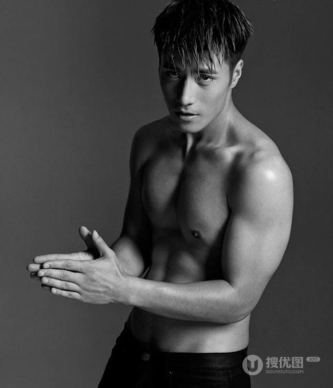 帅哥李晨浩黑白写真大片，大秀肌肉腹肌匀称身形