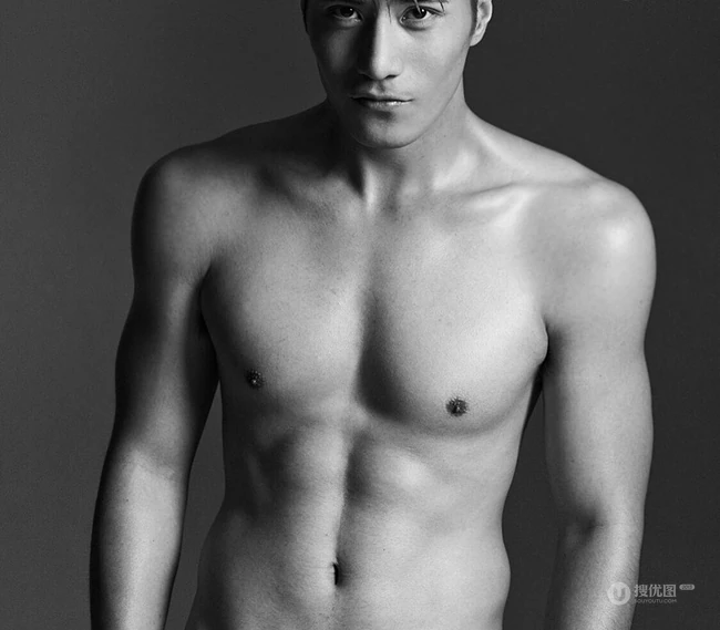 帅哥李晨浩黑白写真大片，大秀肌肉腹肌匀称身形