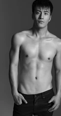 帅哥李晨浩黑白写真大片，大秀肌肉腹肌匀称身形