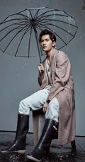 帅哥杨洋封面写真大片，手拿雨伞尽显型男魅力