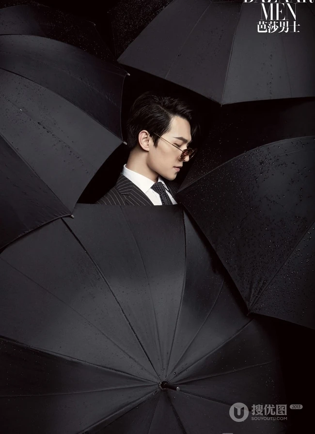帅哥杨洋封面写真大片，手拿雨伞尽显型男魅力