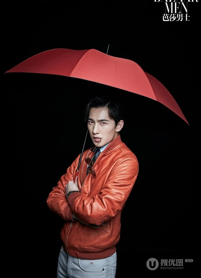帅哥杨洋封面写真大片，手拿雨伞尽显型男魅力