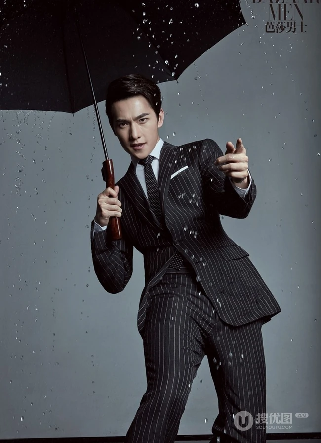 帅哥杨洋封面写真大片，手拿雨伞尽显型男魅力