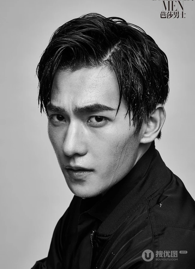 帅哥杨洋封面写真大片，手拿雨伞尽显型男魅力