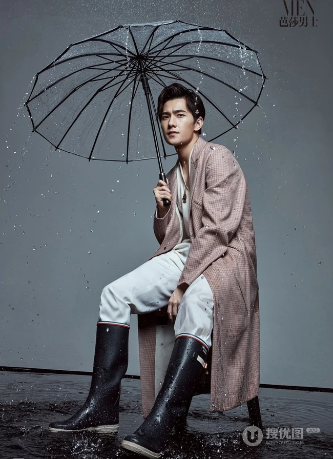 帅哥杨洋封面写真大片，手拿雨伞尽显型男魅力