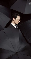 帅哥杨洋封面写真大片，手拿雨伞尽显型男魅力