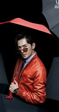 帅哥杨洋封面写真大片，手拿雨伞尽显型男魅力