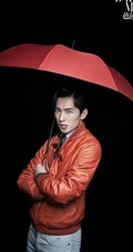 帅哥杨洋封面写真大片，手拿雨伞尽显型男魅力