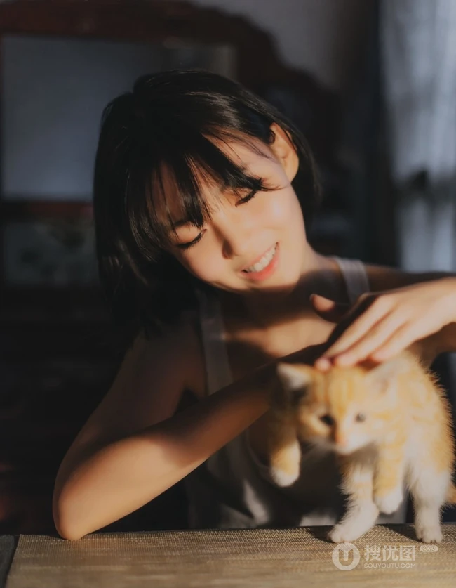 武大清新萌妹尹晨白背短裤居家唯美写真