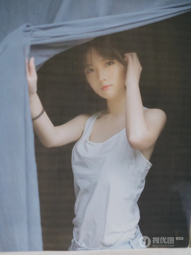 武大清新萌妹尹晨白背短裤居家唯美写真