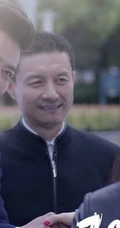《欢乐颂》主演杨烁剧照，霸道总裁的幸福微笑