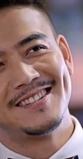 《欢乐颂》主演杨烁剧照，霸道总裁的幸福微笑