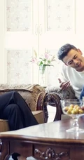 《欢乐颂》主演杨烁剧照，霸道总裁的幸福微笑