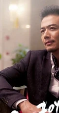 《欢乐颂》主演杨烁剧照，霸道总裁的幸福微笑