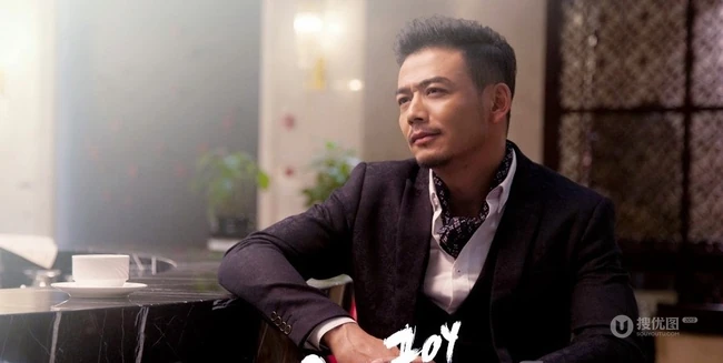 《欢乐颂》主演杨烁剧照，霸道总裁的幸福微笑