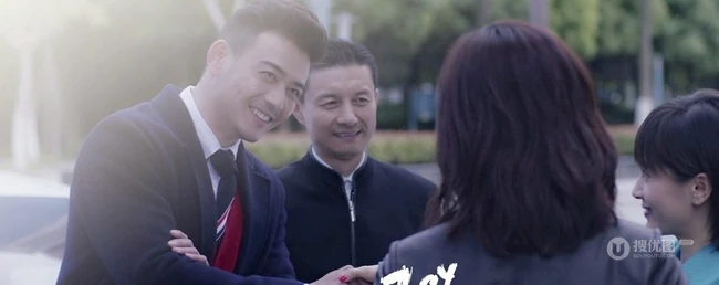 《欢乐颂》主演杨烁剧照，霸道总裁的幸福微笑