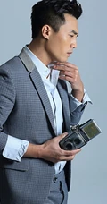 杜淳高清写真，身穿西服、手拿相机、绅士十足