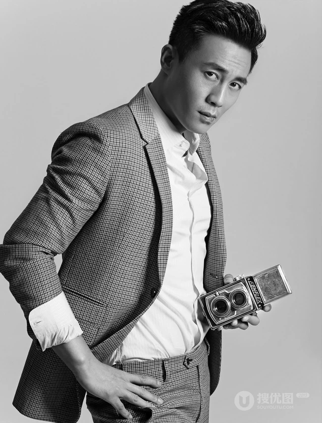 杜淳高清写真，身穿西服、手拿相机、绅士十足