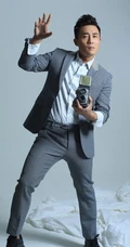 杜淳高清写真，身穿西服、手拿相机、绅士十足