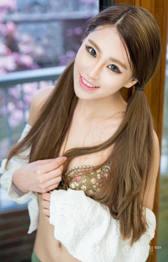 女生模特林宝娜家居写真写真秀，展青春少女气质魅力
