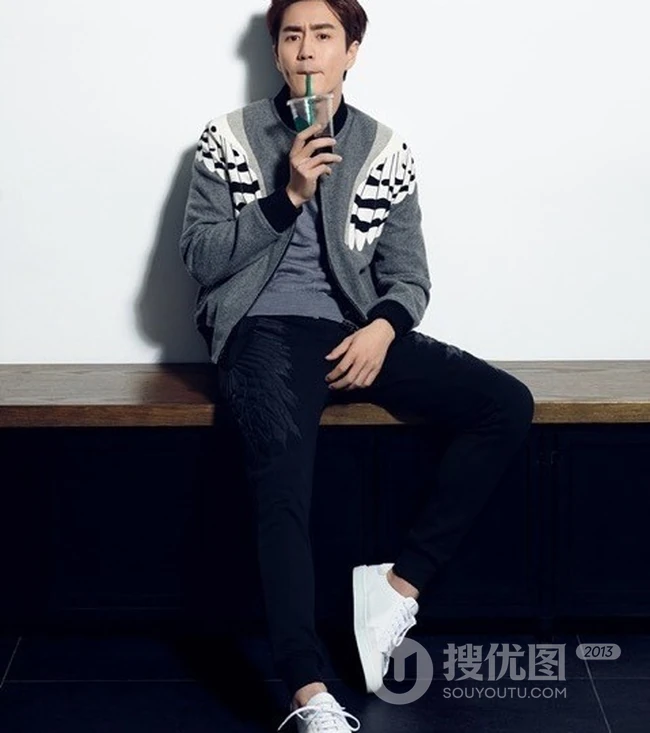男演员杨玏西装革履写真大片，一展气质型男魅力