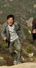 成龙电影《绝地逃亡》最新海报剧照，7月22日拳笑归来